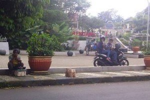 Suasana Taman cirendang, tempat dimana banyak angkutan umum mengangkut para penumpang dan tidak adanya halte bus